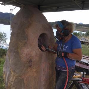 Birgit Grapentin working on Humming Stone